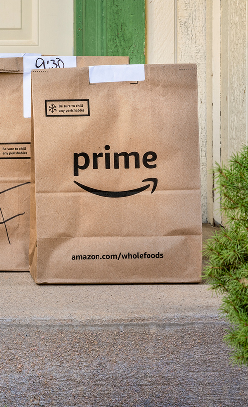 2 Amazon Prime Pakete auf der Treppe vor der Eingangstür