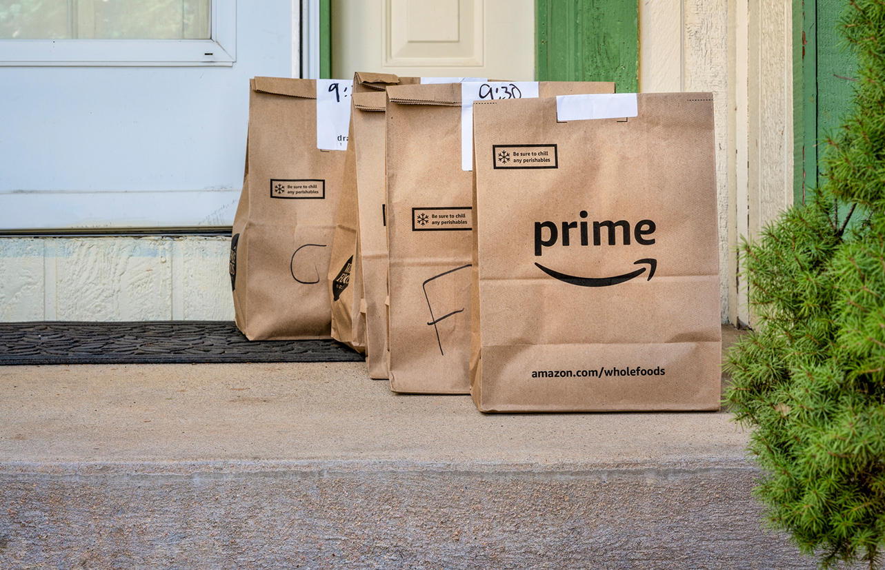 5 Amazon Prime Pakete auf der Treppe vor der Eingangstür