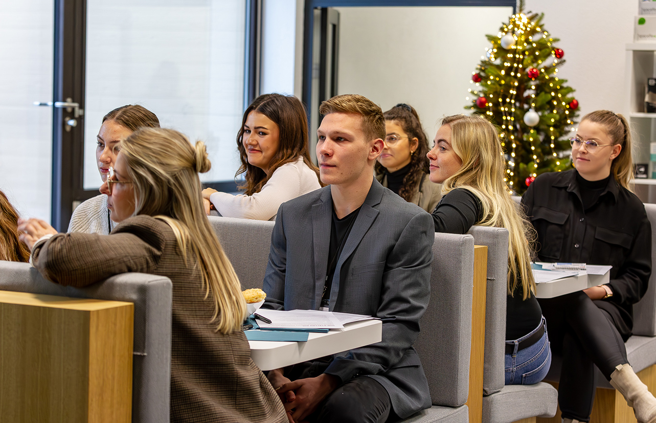 Erlebe den ICONIC Studitag 2022 noch einmal: Unsere Bildergalerie zeigt Studenten beim Knüpfen wertvoller Kontakte und beim Sammeln unvergesslicher Erfahrungen.